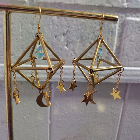 Goldtone geometric earings - Picture 4 of 8